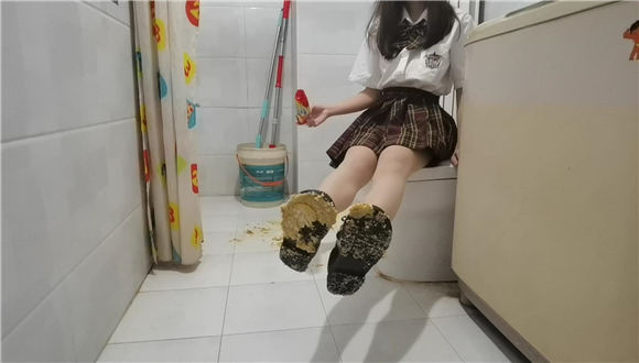 娇娇踩食物给你吃