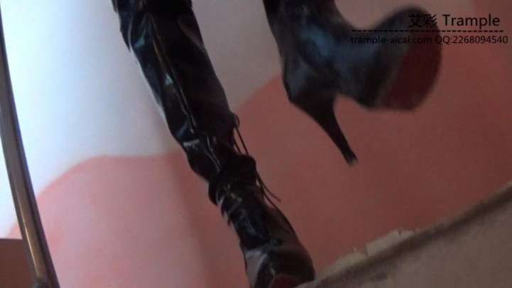 模特小沐漆皮靴物体粉碎 [