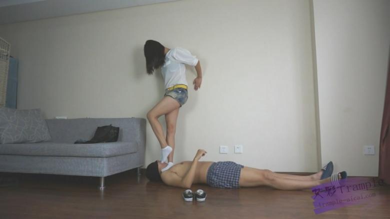 『依玲公主』依玲公主的白袜帆布鞋踩踏，舔闻