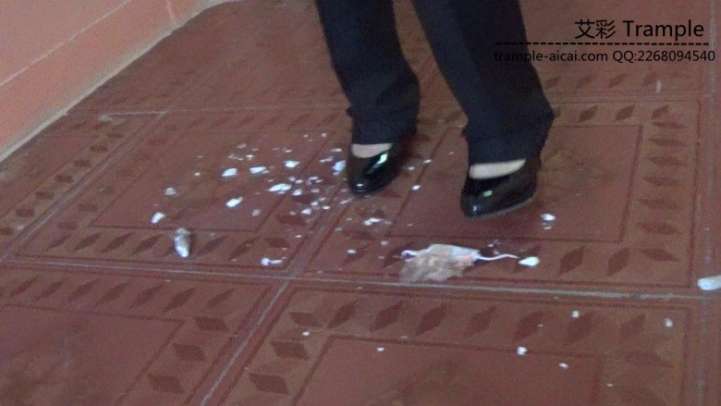 女主职业装高跟物体粉碎.