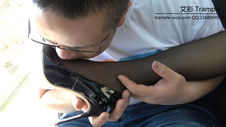 变态司机花光工资让拜金女羞辱