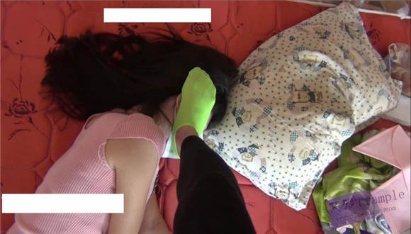 甜儿公主绿棉袜虐踩LULU肚子和脸蛋 G-NV-108_HD绳艺资源