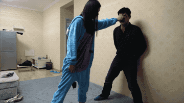 洛芸睡衣无作假暴力踢裆