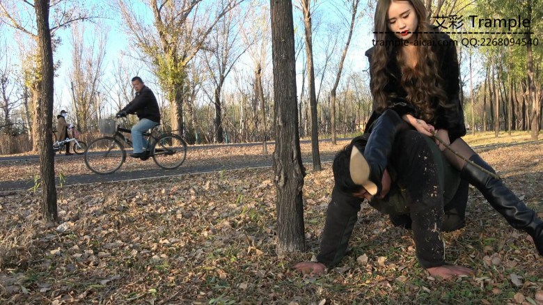 冷柔公园当众调狗