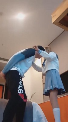 【重庆柠檬s】小白鞋过膝袜暴力揍18岁学生狗 bf10144