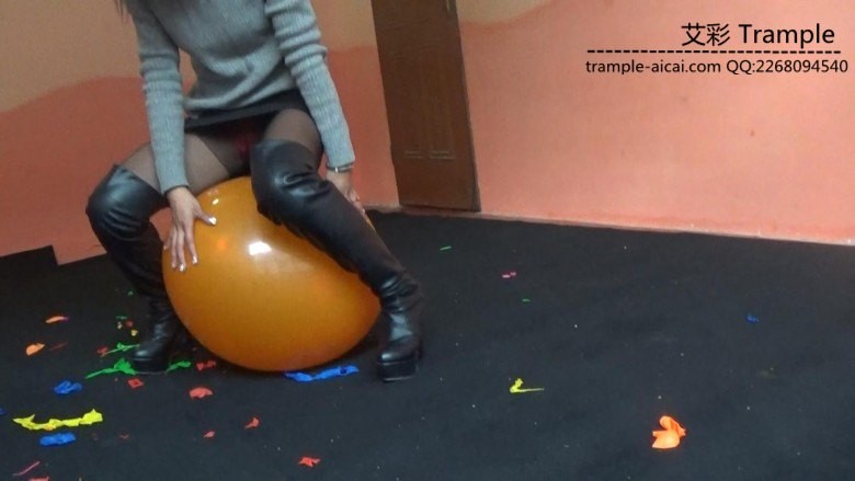 黑丝靴子踩气球2