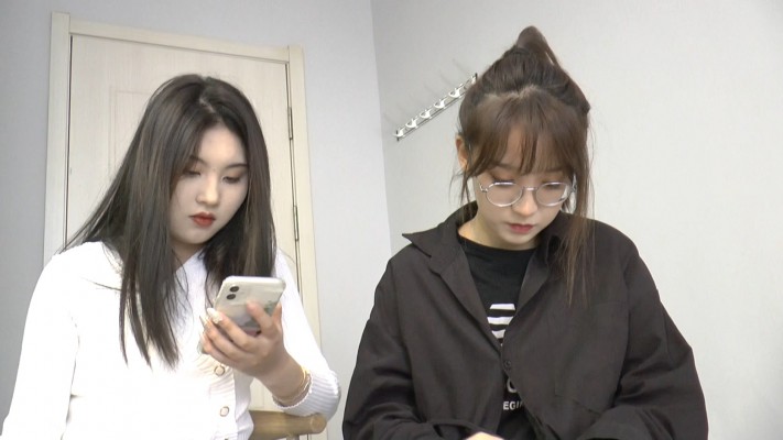 1Kitty baby 第一人称舔鞋底臭袜踩脸