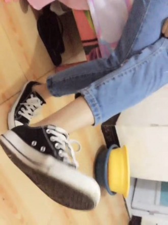 漂亮妹子秀帆布鞋棉袜裸足