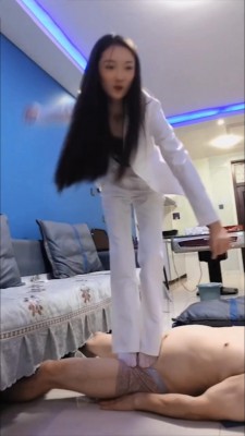 初柒臭丝脚女教师白丝高跟踩踏学生闻舔脚-女教师仿岛国剧情职业装调教 YC-220710-3