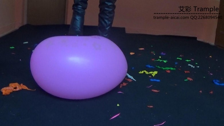 黑丝靴子踩气球2