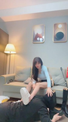 【安琪】运动小妹训狗舔靴耳光骑脖子 bf22818