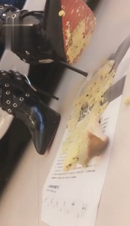 冷柔S-鞋底丝足喂食挑逗最贱狗