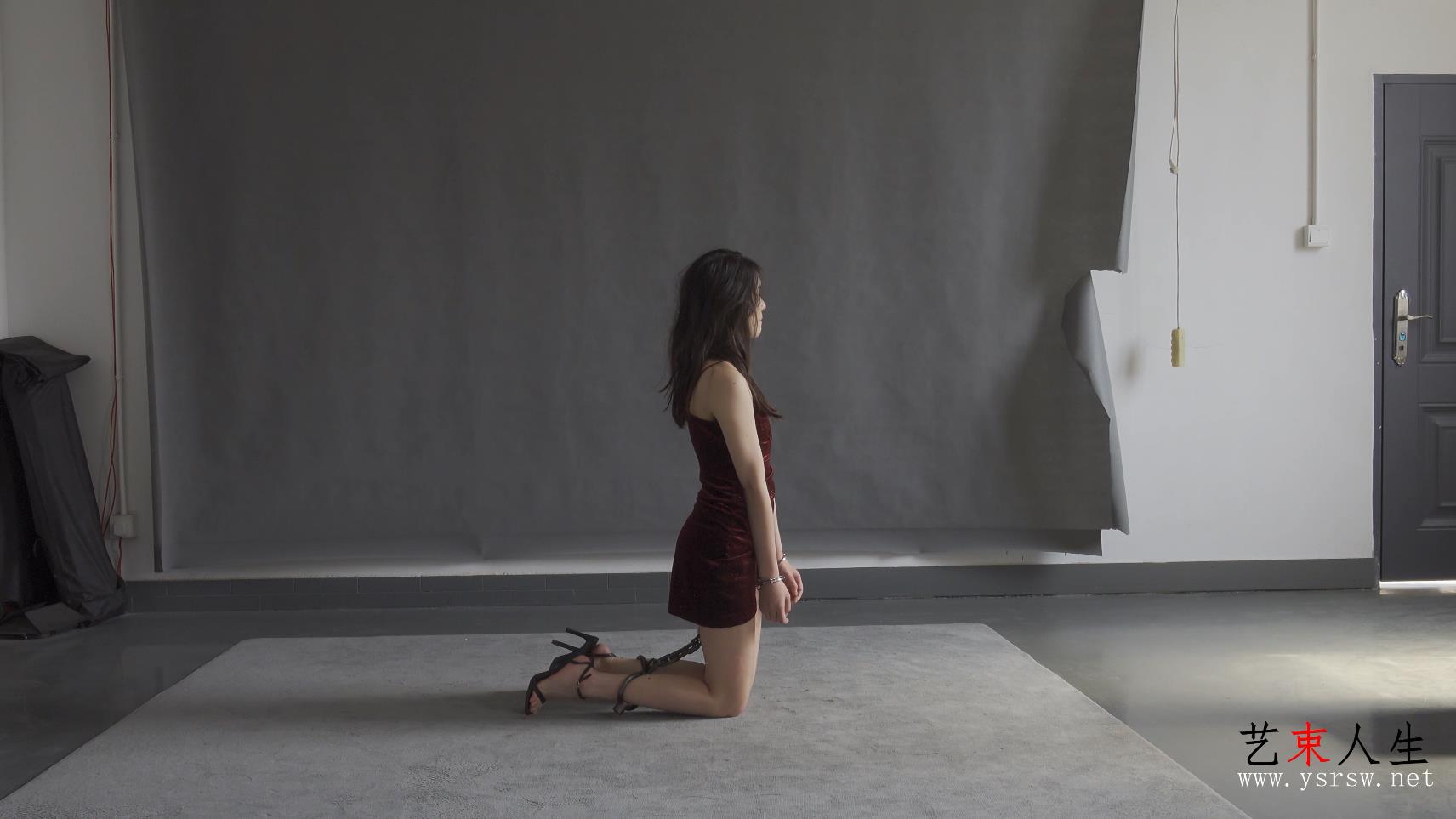 【艺束人生】2022_25期视频  子娴拍摄镣铐体验