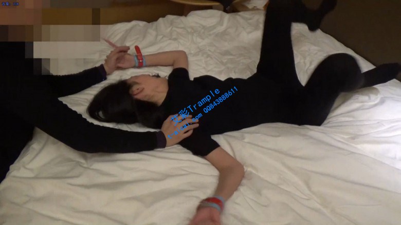 挠女神痒痒 挠白袜脚