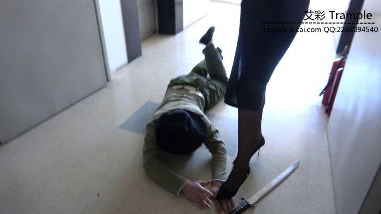 女特工蹂躏、虐杀武士上