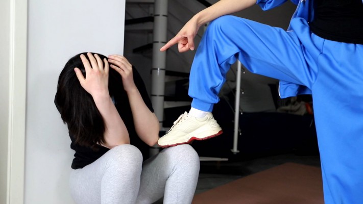 【惑心】女校霸爆踩女奴踩爆