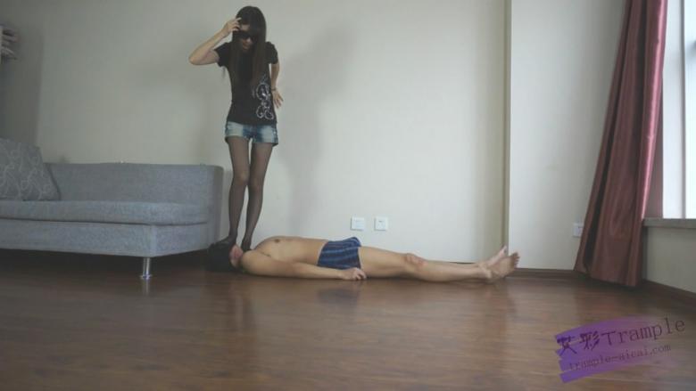 『灵魂女主』-黑丝高跟践踏狗奴，高跟踢裆踢头，羞辱