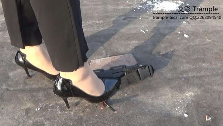 女主职业装高跟物体粉碎2