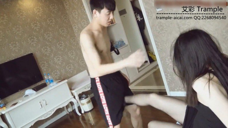 女友防狼术踢裆 G-181025-4