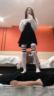 初柒性感日系白袜施展脚法干废贱货-18岁初柒女神原味臭袜踩脸闻舔脚踩裆 YC-220707