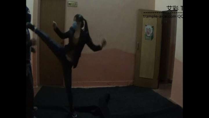 女特工宰杀暴徒。