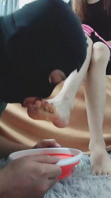 【美娜格格】家奴舔脚伺候起床 bf22732