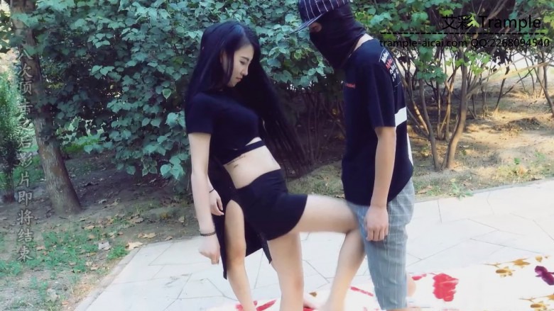 美女公园教闺蜜踢裆虐蛋（有花絮） 180624-6