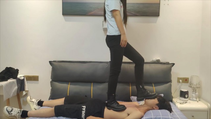 【初晨S】马丁靴踩踏18岁贱狗，舔舐鞋底 YC-220903-4