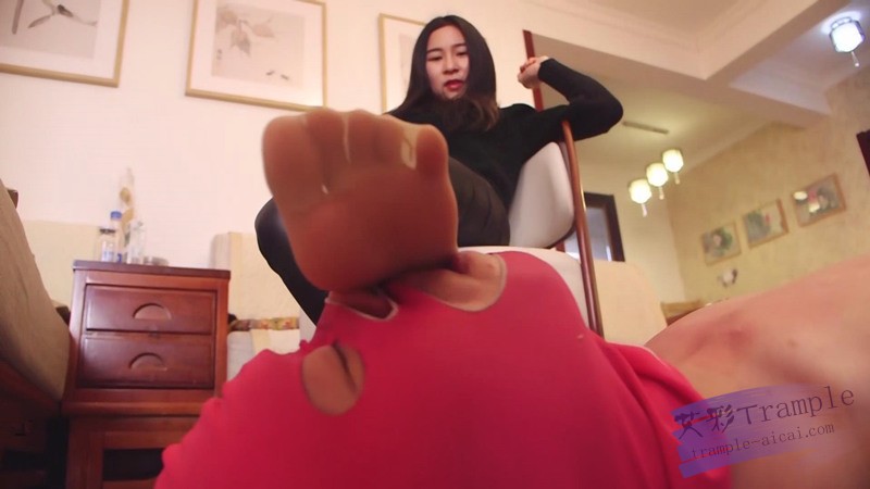 艾丝绝美紧身皮裤丝袜足底！插M嘴到流血，最后还抚慰M