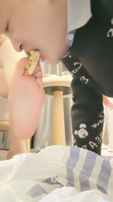 【咩祖】裸足浓痰喂食虐狗 bf23249