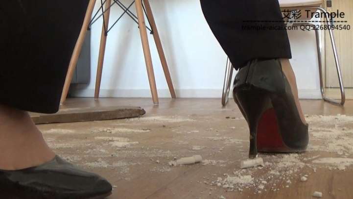高跟白色运动鞋木板 物品粉碎