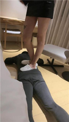 【爆爆】双奴争宠-跪舔长靴/抽耳光/踩踏胯下辱