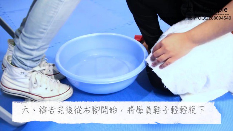 美女直播惩罚搭档闻袜子 神秘宗教洗脚礼 美女脚揉面