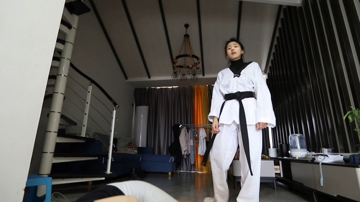 【惑心】跆拳道美女臭脚要狗命