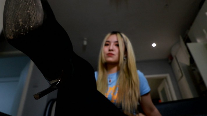 蜜蜜厚黑丝踩脸闻脚POV