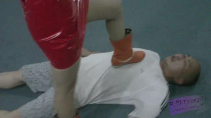 狠辣女警潜入（1）—高抬腿踩脖子踩死吐血_HD绳艺资源