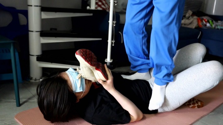 【惑心】女校霸爆踩女奴踩爆