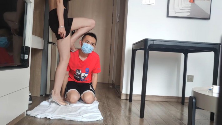 广州小鱼女神性感超短群，高跟凉鞋羞辱贱狗钻胯 YC-230414-6