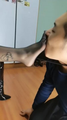 【明明】长靴黑丝辱脚奴 bf19812