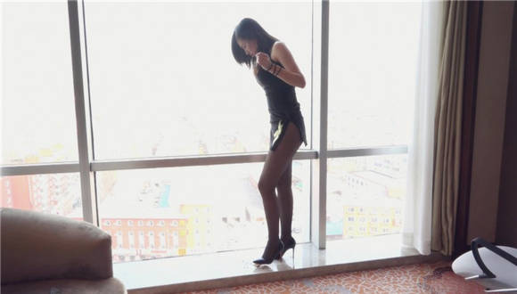 黑丝高跟踩踏口吐喂食