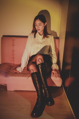 【黑丝诱惑】素女沐沐首次原味长筒靴踩踏耳光调教 YC-220415-6