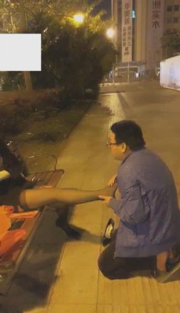 VIVI圣诞节马路边花式圣水超刺激