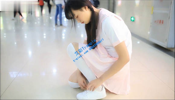 漂亮女孩制服长筒袜小白鞋