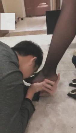 VIVI圣水羞辱 黑丝高跟调教偷鞋的邻居