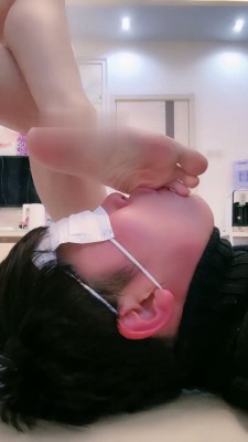 【罗宾】黑丝裸足踩狗脸 bf21663