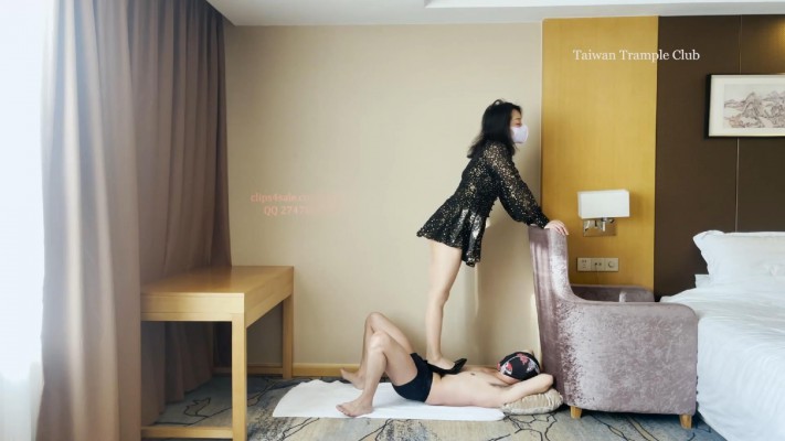 【台湾踩踏俱乐部】国内首发台湾少妇丝袜高跟踩人肉毯子摇头蹦迪凶狠跳踩