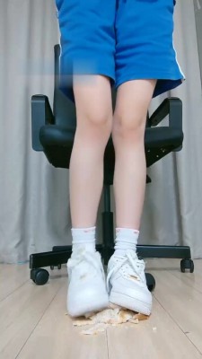 【暴力美学】学生服空姐一号踩面包 bf18122