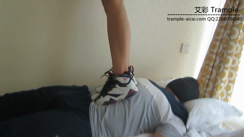 篮球aj7长腿美女脏篮球鞋暴力踩跺