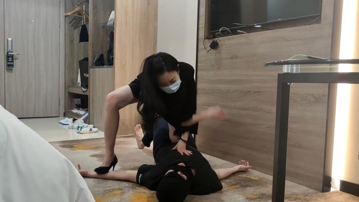 长腿女神小鱼大人高跟踢裆膝顶潜入内部奸细 YC-210930