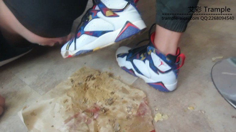 篮球长腿美女aj脏篮球鞋踩踏喂食语言羞辱